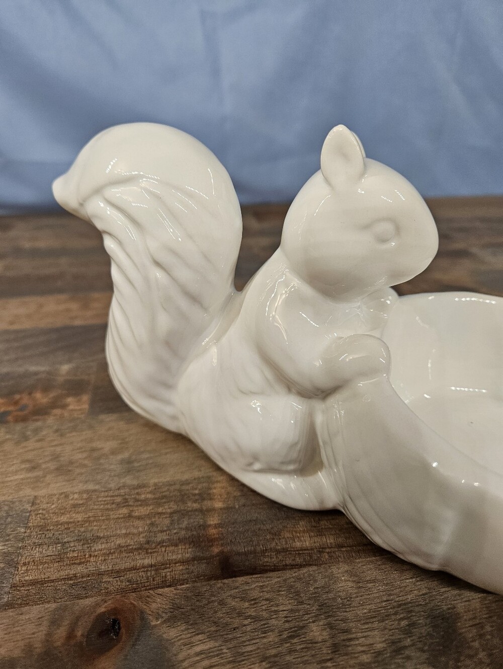 White Squirrel & Acorn Ceramic Bowl - Picture 3 of 6